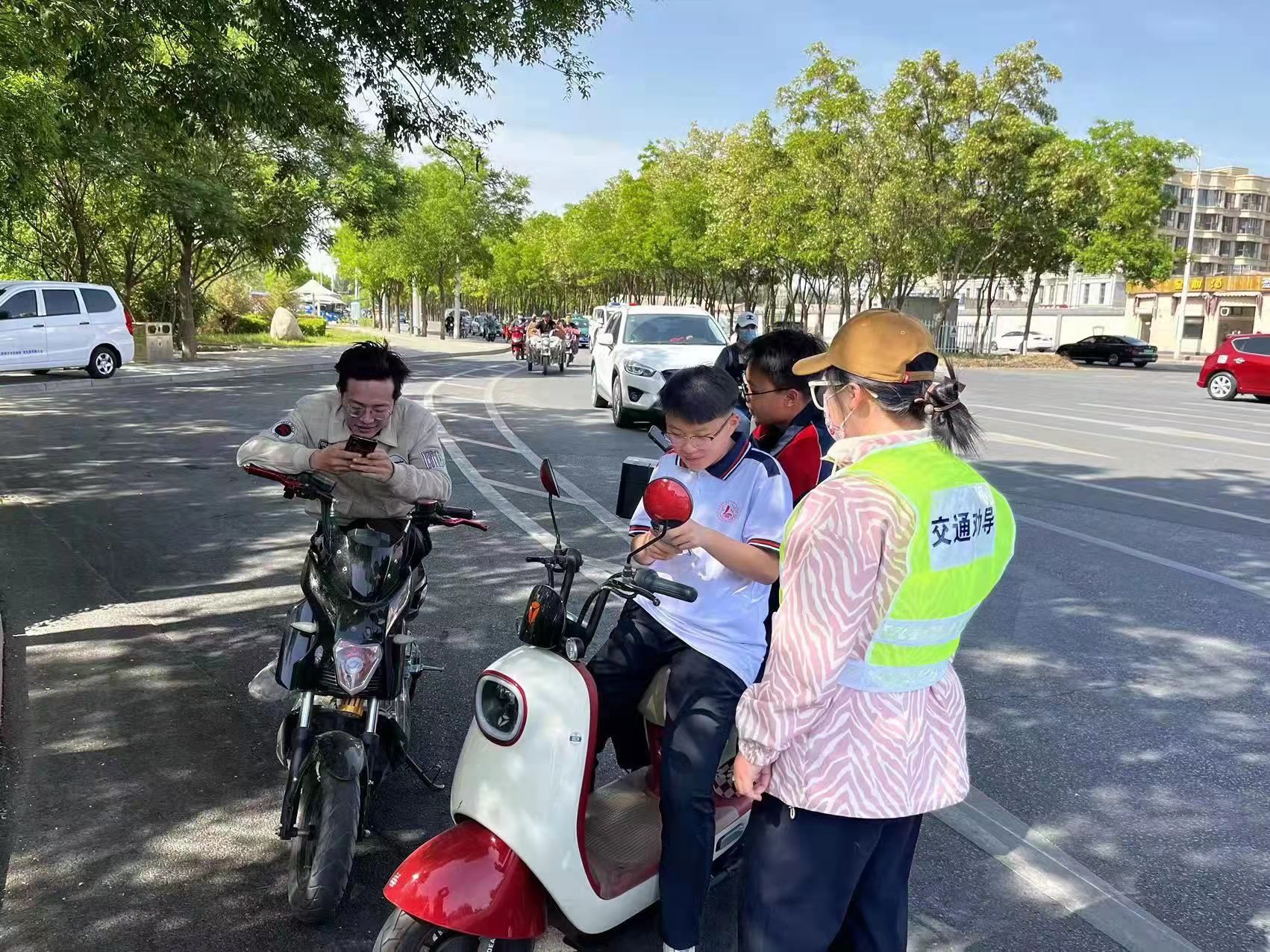 临河区交通劝导员已上线传递佩戴头盔接力棒