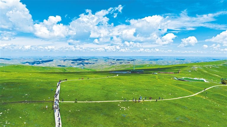 主峰红芪峰海拔2340米,是包头市至高点,被誉为"鹿城之巅,云中草原"