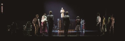 舞台剧《诺曼底公寓》首演 再现时代巨变与个体生命交织，让武康大楼里的“人”再次被看见-第1张图片-奈飞网